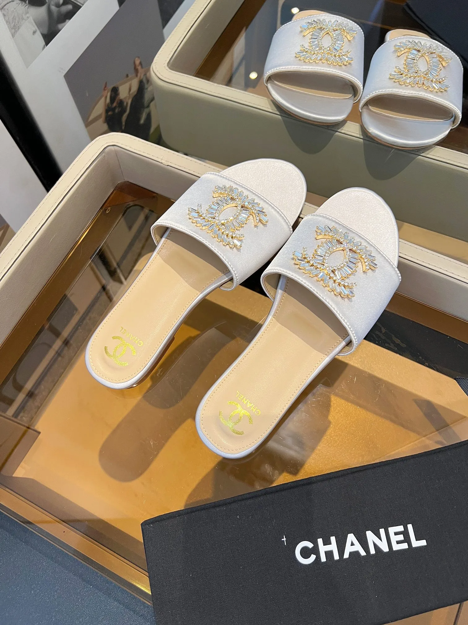 👟👟Ex-factory price 340👟👟 Genuine leather bottom +40 🎉🎉🎉Chanel Xiaoxiang C family sandals series official website synchronization, classic and elegant, casual wear 🌹🌹🌹🌹Original logo~Select imported cowhide and C family custom fabrics, multiple colors for the goddess to choose! ❤️❤️❤️❤️ Code number: 36~40 (customized 35 41 42 43 44 cannot be returned or exchanged)